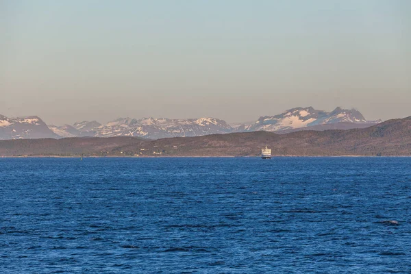 ノルウェーのフィヨルドの青い海を航海しています — ストック写真