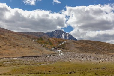 Tipik Moğol manzarası. Moğol Altai, Moğolistan