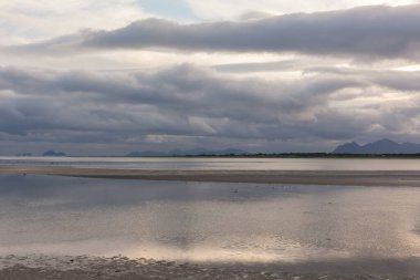 Norveç 'te fiyort manzarası çok etkileyici. Norveç 'te renkli bir sabah sahnesi. Doğa konseptinin güzelliği.
