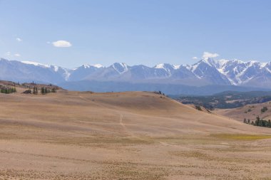 Belukha Dağı manzarası. Şimdi de Altai dağları. Belukha Sibirya 'nın en yüksek zirvesi.