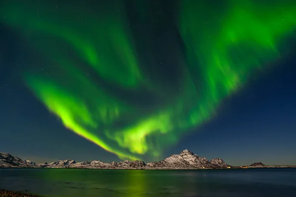 Aurora Borealis Északi Fény Felett Fjord Hegyek Sok Csillag Égen — Stock Fotó