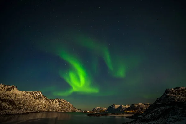 挪威罗浮敦岛上 北极光 北极光 峡山上空的北极光 天空中有许多星星 快门速度很长 — 图库照片