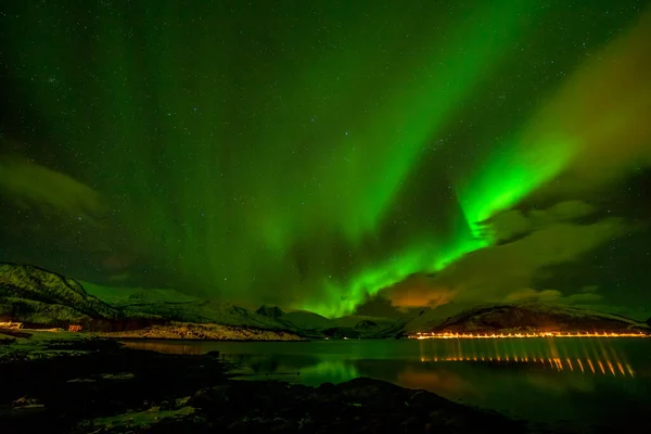 挪威罗浮敦岛上 北极光 北极光 峡山上空的北极光 天空中有许多云和星 快门速度很长 — 图库照片