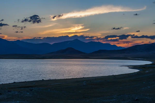 Hermosa Puesta Sol Montaña Cresta Azul Con Cielo Naranja Lago — Foto de Stock