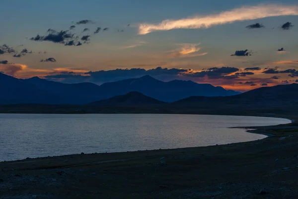 Hermosa Puesta Sol Montaña Cresta Azul Con Cielo Naranja Lago — Foto de Stock