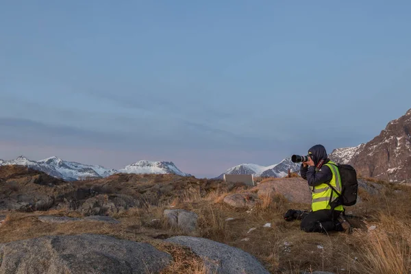 Lofoten Norway Mars 2020 Mulher Fotógrafa Fotografa Fiordes Noruegueses Durante Imagem De Stock