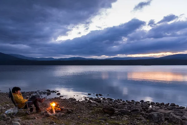 Lofoten Norveç Eylül 2020 Sonbahar Akşamında Ateşin Yanında Oturan Turist Telifsiz Stok Imajlar