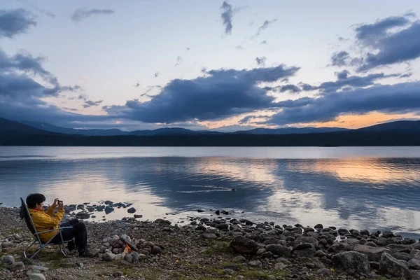 Lofoten Νορβηγία Σεπτεμβρίου 2020 Τουρίστας Κάθεται Κοντά Στη Φωτιά Βράδυ Εικόνα Αρχείου