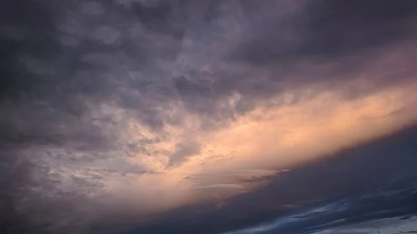 在强大的雷雨前的天空 — 图库照片