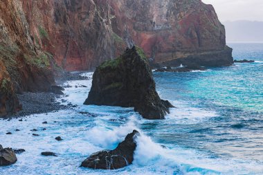 Cliffs East coast Madeira Adası'nda görüntüleyin. Ponta de Sao Lourenco. Portekiz.