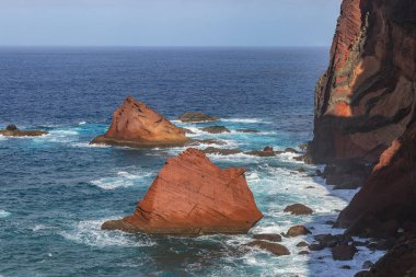 Cliffs East coast Madeira Adası'nda görüntüleyin. Ponta de Sao Lourenco. Portekiz.