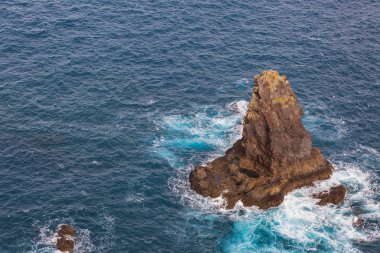 Cliffs East coast Madeira Adası'nda görüntüleyin. Ponta de Sao Lourenco. Portekiz.