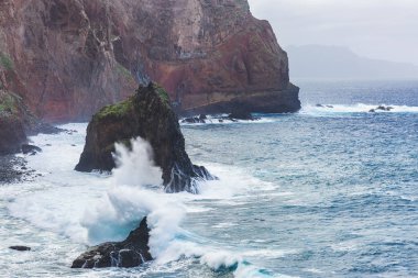 Cliffs East coast Madeira Adası'nda görüntüleyin. Ponta de Sao Lourenco. Portekiz.
