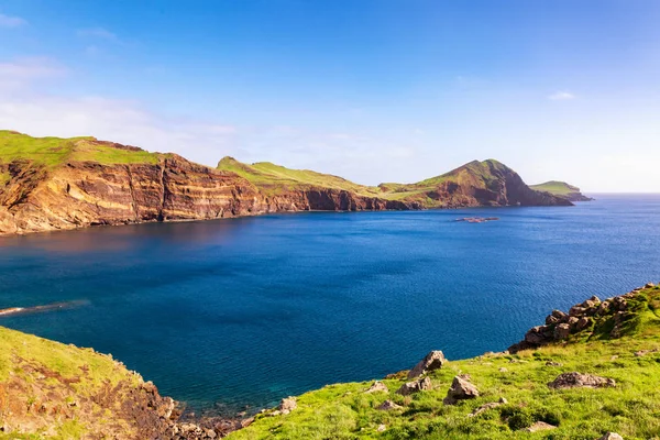 Vista de acantilados en la costa este de la isla de Madeira. Ponta de Sao Lourenco. Portugal . — Foto de Stock