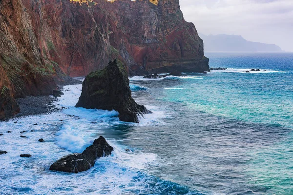 Vista de falésias na costa leste da ilha da Madeira. Ponta de São Lourenco. Portugal . — Fotografia de Stock