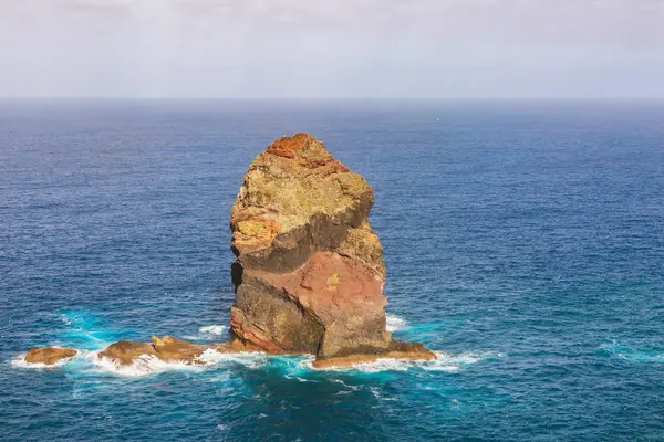 Vista rochosa única na costa leste da ilha da Madeira. Ponta de São Lourenco. Portugal . — Fotografia de Stock