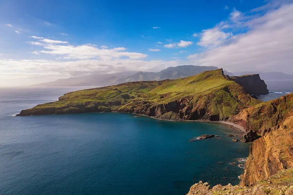 Vista de falésias na costa leste da ilha da Madeira. Ponta de São Lourenco. Portugal . — Fotografia de Stock