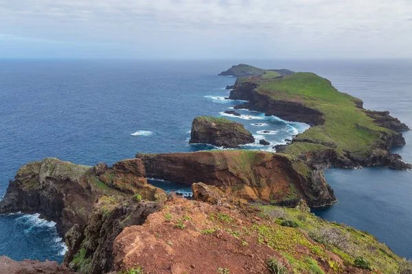 Vista de falésias na costa leste da ilha da Madeira. Ponta de São Lourenco. Portugal . — Fotografia de Stock