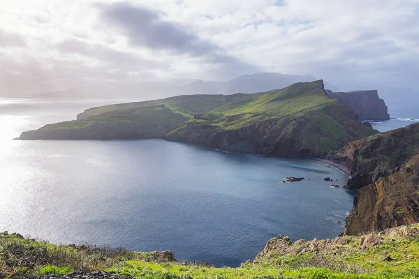 Cliffs East coast Madeira Adası'nda görüntüleyin. Ponta de Sao Lourenco. Portekiz.
