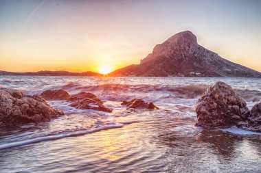 Yunanistan'ın Kalymnos adasındaki Myrties köyünden Telendos adasının gün batımı manzarası.