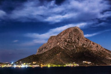 Yunanistan'ın Kalymnos adasındaki Myrties köyünden Telendos adasının gece manzarası.
