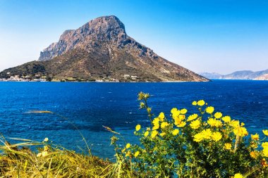 Yunanistan'ın Kalymnos adasındaki Myrties köyünden Telendos adasının görünümü.