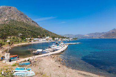 Talendos adasında deniz koyu ve eski köy manzarası, Grecee