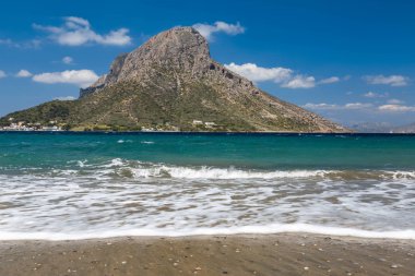Telendos adası, önünde deniz dalgaları var. Kalumnos adasında bahar manzarası. Grece