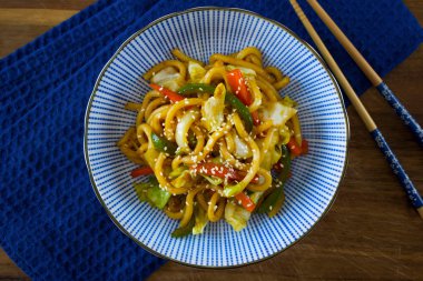 Japon yemek fotoğrafçısı yaki udon mavi bir seramik kasede