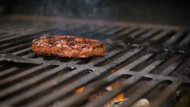 Virando Costeletas Churrasco Chamas — Vídeo de Stock