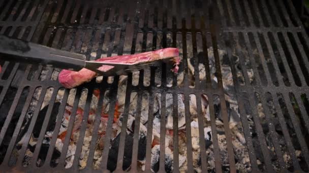 在烤肉烤架上烤牛肉牛排 将生肉放在铁丝架上 翻过来放在另一边 时间流逝 — 图库视频影像