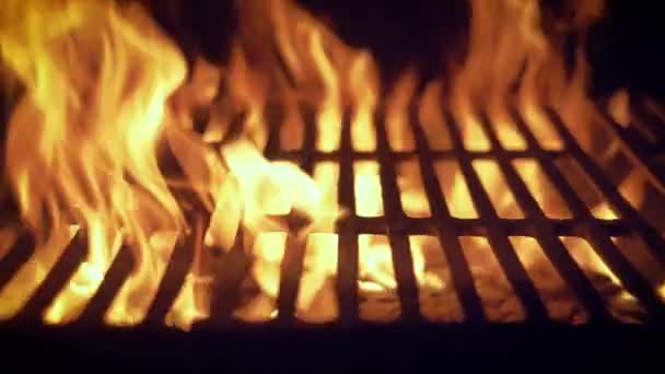 Intensives Feuer Aus Der Verbrennung Von Kohle Über Einem Grill — Stockvideo