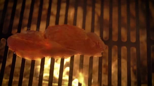 Matlagning Fläskstek Köttbit Grill Med Hög Eld Kamerarörelse — Stockvideo