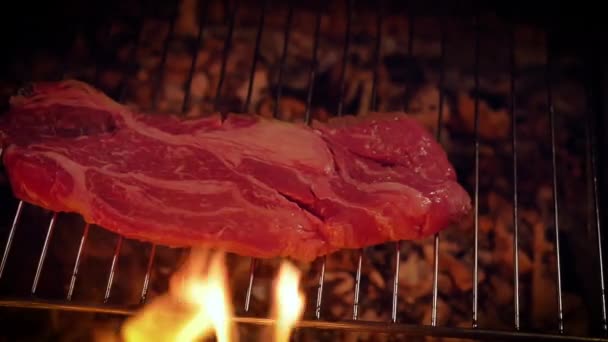 Rindersteak Auf Schwacher Holzkohle Kochen Ein Rohes Frisches Rohes Stück — Stockvideo