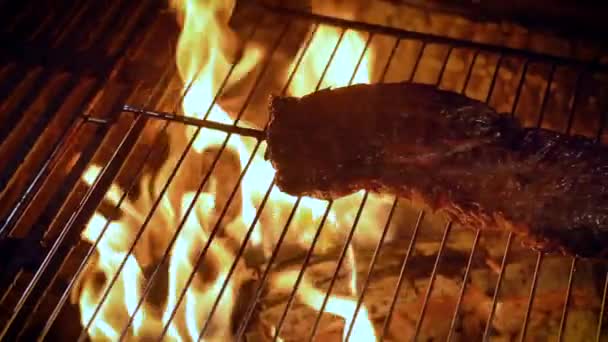 Churrasco Grelhando Bife Luz Fundo Queima Carvão Câmara Lenta Movimento — Vídeo de Stock