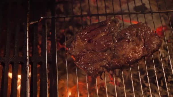 很好的烤烤架上安静的煤块 牛肉牛排 相机慢动作 红煤和轻烟 — 图库视频影像