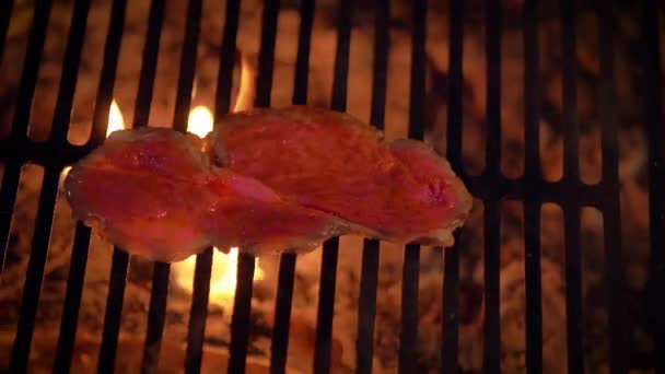 Varkenssteak Koken Vers Rauw Vlees Een Barbecue Stille Brand Camerabeweging — Stockvideo