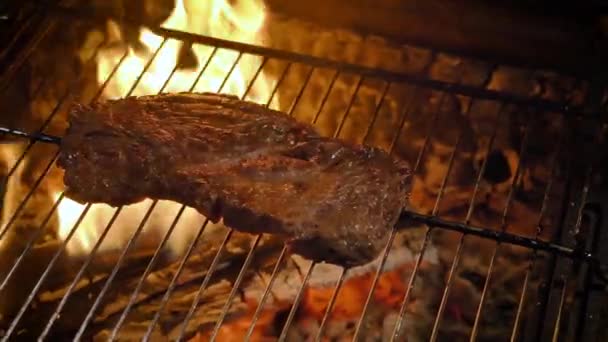 Gegrilltes Rindersteak Mittelgut Starkes Feuer Flammen Kamerafahrten — Stockvideo