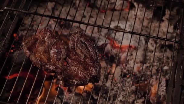 烤肉烤架上的牛排做得太好吃了 安静的煤块 缓慢的相机运动 — 图库视频影像