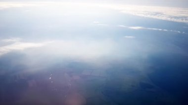 Uçak penceresinin penceresinden gün boyunca gökyüzü.