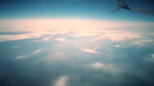 Ciel pendant la journée depuis la fenêtre de la fenêtre de l'avion. — Video