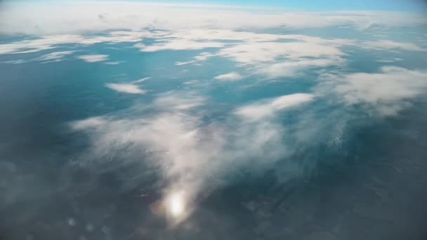 Ciel pendant la journée depuis la fenêtre de la fenêtre de l'avion. — Video
