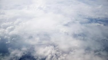 Uçak penceresinin penceresinden gün boyunca gökyüzü.