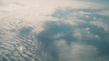 Uçak penceresinin penceresinden gün boyunca gökyüzü.