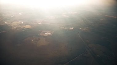 Uçak penceresinin penceresinden gün boyunca gökyüzü.