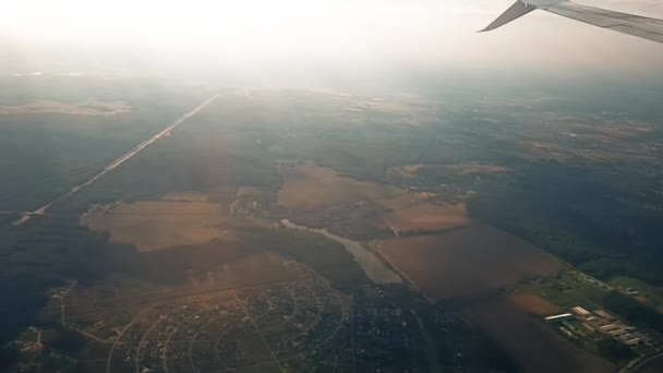 Céu durante o dia a partir da janela da janela do avião. — Vídeo de Stock