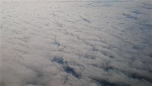 Céu durante o dia a partir da janela da janela do avião. — Vídeo de Stock