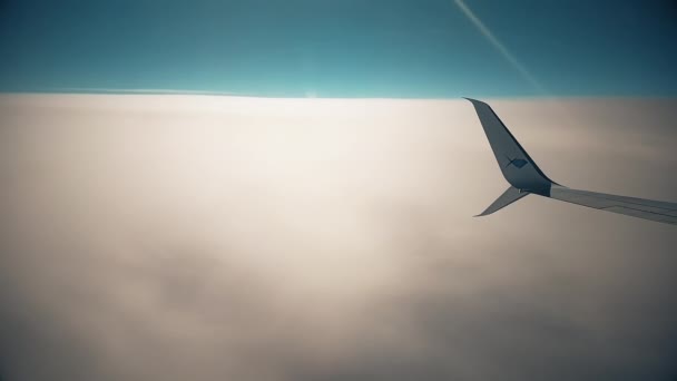 从飞机窗口看白天的天空. — 图库视频影像