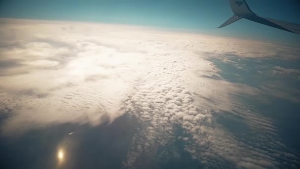 Ουρανός κατά τη διάρκεια της ημέρας από το παράθυρο του αεροπλάνου. — Αρχείο Βίντεο