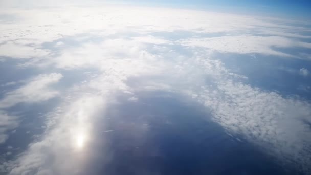 Niebo w ciągu dnia od okna okna samolotu. — Wideo stockowe